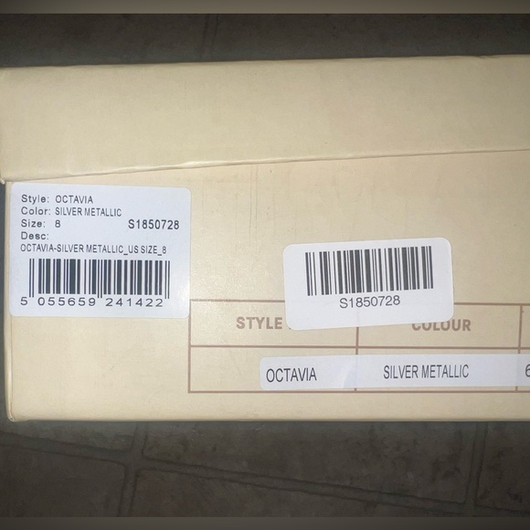 Size on the bottom of heel says 9 but I wear an 8.5 and they fit me just fine - Picture 5 of 5